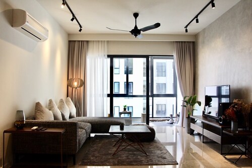 Walking Distance to KLCC | 6 -8 pax | Cozy & Fun Home