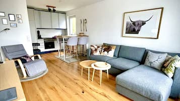 Fernseher, Videospiele, DVD-Player, Tischtennisplatte