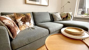 Een televisie, videogames, een dvd-speler en een tafeltennistafel