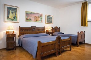 2 bedrooms, internet, bed sheets