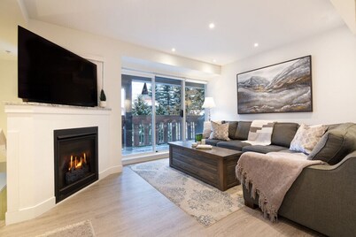 Luxury 3Br TH- Private Hot Tub/Pool/Bike Storage