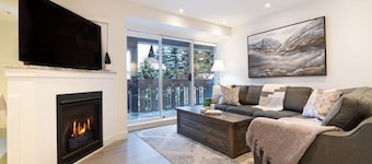 Luxury 3Br TH- Private Hot Tub/Pool/Bike Storage