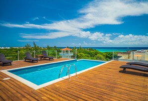 Outdoor pool, a rooftop pool, pool umbrellas, sun loungers - La Vista Condo Beachside (Playa del Carmen)