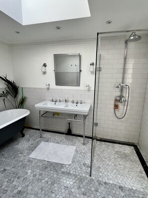 Badewanne, Haartrockner, Handtücher
