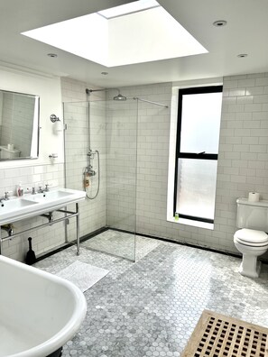 Bathtub, hair dryer, towels - Beautiful 4 bedroom Victorian family house on quiet road (London)