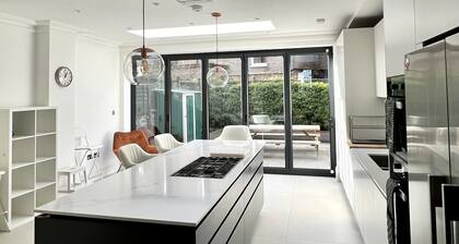 Hermosa casa familiar victoriana de 4 dormitorios al lado del parque