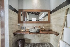 Badkar, hårtork och handdukar