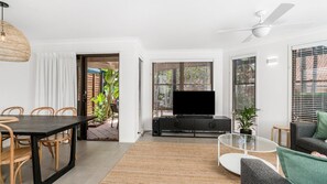 Smart TV, Netflix, streaming services, stereo