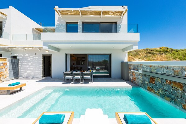 Piscine extérieure, chaises longues