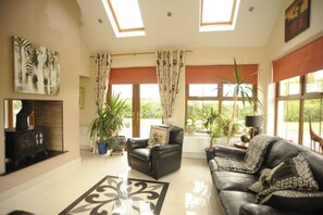 Smart TV, fireplace, DVD player, stereo - Co Armagh Luxury 4 star ,4 bedroom property sleeps 9 (Portadown)