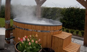 Outdoor spa tub - Co Armagh Luxury 4 star ,4 bedroom property sleeps 9 (Portadown)