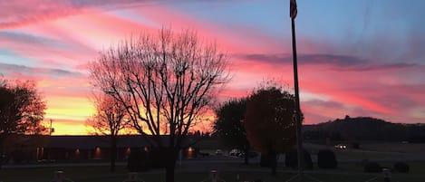 Mặt tiền nơi lưu trú - ban đêm