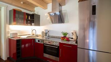 Frigorífico, horno, placa de cocina y lavavajillas