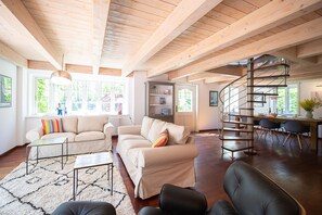 Televisión, chimenea y estéreo 