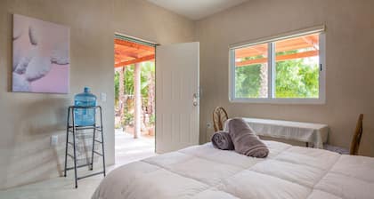 Studio: fast internet, kitchenette, walk to beach