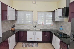 冰箱、微波炉、炉灶、电热水壶