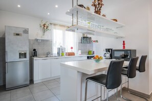 Fridge, microwave, oven, stovetop - Villa Delle Rondini with private pool (Bratulici)