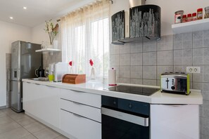 Fridge, microwave, oven, stovetop