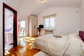 3 bedrooms, in-room safe, iron/ironing board, travel crib