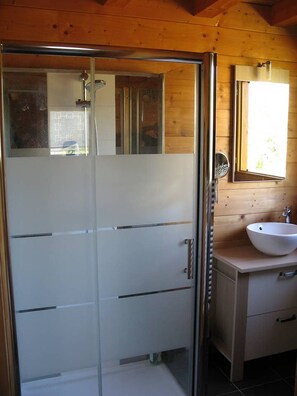 Shower, hair dryer, towels, soap - Eco-friendly house in the French countryside (Donzy)