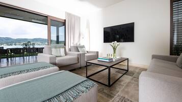 Smart-TV, Kamin, Bücher