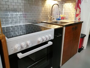 Réfrigérateur, micro-ondes, four, plaque de cuisson