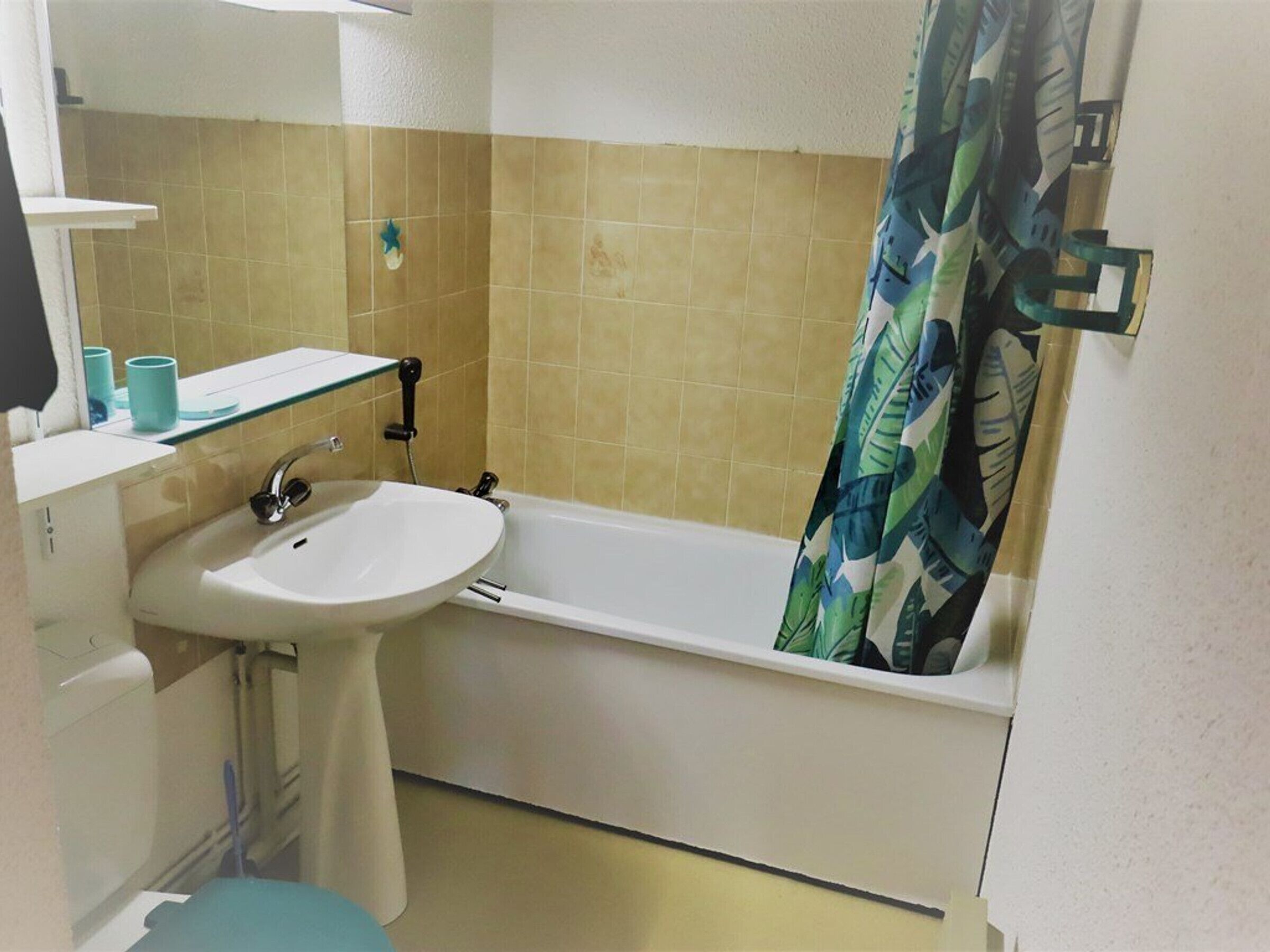 Une salle de bain avec un lavabo, un miroir et une baignoire.