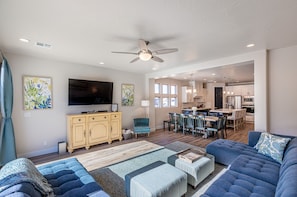 Smart TV, video games, DVD player - Sleeps 16 - Private Hot Tub, Fire Pit & Poolside (St. George)