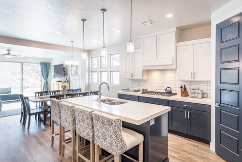 Sleeps 16 - Private Hot Tub, Fire Pit & Poolside