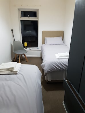 4 bedrooms, iron/ironing board, WiFi, bed sheets