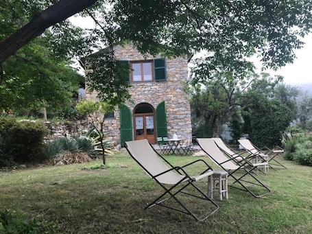 Property grounds. Rustico Vinsa, monolocale con giardino panoramico edificio separato
