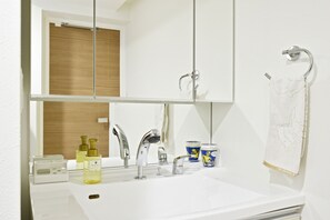 Baignoire, sèche-cheveux, serviettes fournies, savon