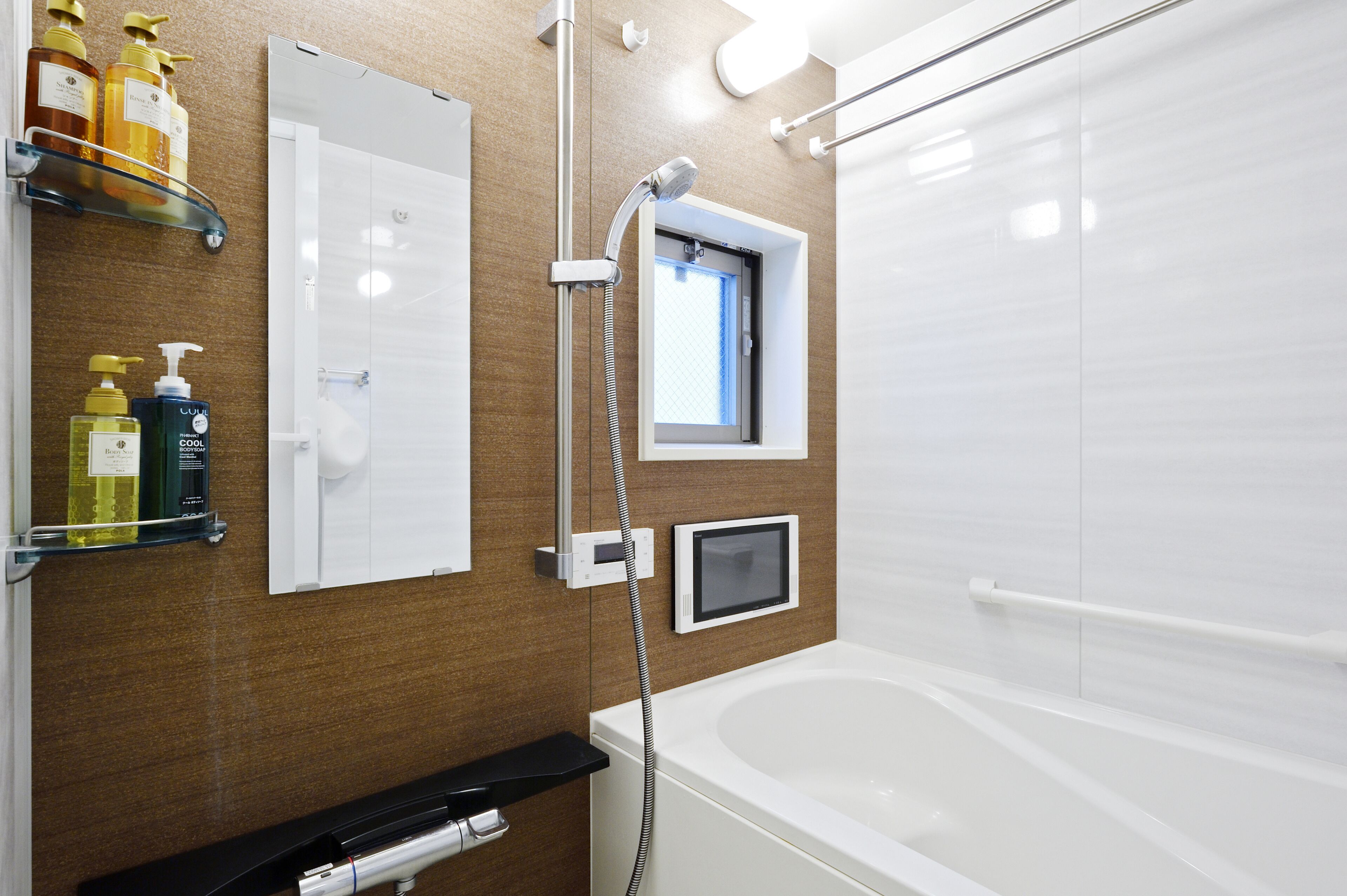 Badewanne, Haartrockner, Handtücher, Seife