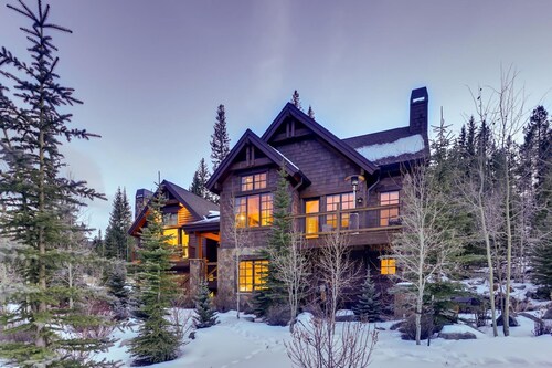 Aspen Grove Chalet: Private Hot Tub, Fire Pit, Pet-Friendly, Near Downtown