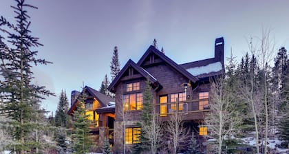 Aspen Grove Chalet: Private Hot Tub, Fire Pit, Pet-Friendly, Near Downtown