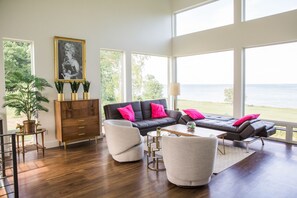 Smart TV, fireplace, DVD player, books - Stunning Lake Michigan Beach Home for 6: Amazing Views, near Whistling Straits (Cleveland)