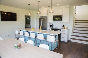 Refrigerador, microondas, horno, placa de cocina