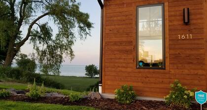 Stunning Lake Michigan Beach Home for 6: Amazing Views, near Whistling Straits