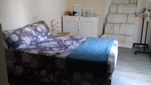 Une chambre à coucher avec un lit, une commode et une chaise.