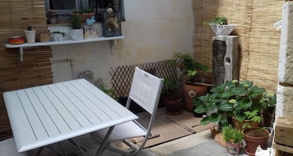 Habitación blanca con baño privado con ducha y WC.