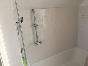 Combined shower/tub, towels, soap, shampoo