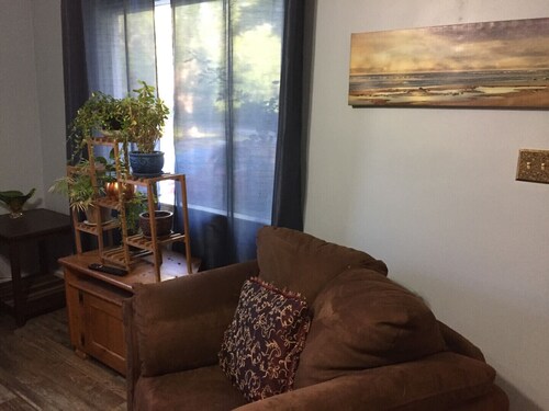 Entire House in Quiet Residential Area Close to Everything, Very Clean, Non-Smoking.