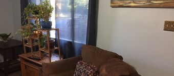 Casa completa en zona residencial tranquila cerca de todo, muy limpio, para no fumadores.