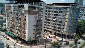 Un edifici de diversos pisos amb un disseny arquitectònic modern, amb balcons i un pati central.