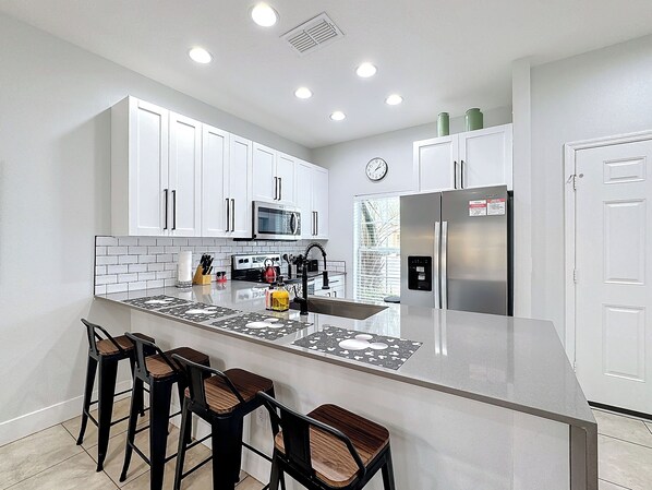 Réfrigérateur, micro-ondes, four, plaque de cuisson