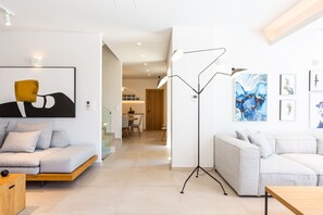 Smart-TV, Kamin, Videospielkonsole, Tischfußball