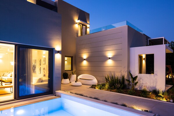 Outdoor pool, pool loungers