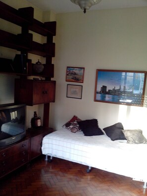 2 quartos, ferros/tábuas de passar roupa, acesso à internet