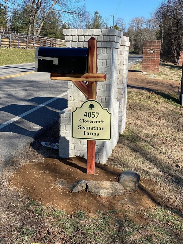 A mailbox mounted on a post with a sign reading "4057 Clovercroft Seanathan Farms." - Contemporary Country Charm in Franklin TN! Minutes from Cool Springs & Nashville (Franklin)