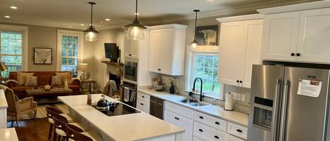 Jääkaappi, mikroaaltouuni, uuni, liesi